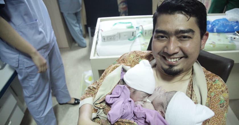 Momen Romantis Ustadz Solmed Temani Istri Melahirkan Anak Kembar