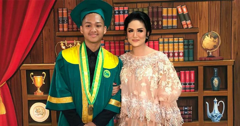 Datang ke Wisuda Azriel, Kridayanti Tenteng Tas Seharga Rp300 Jutaan