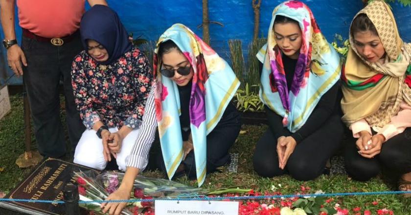 Jelang Ramadan, Keluarga Ziarah ke Makam Julia Perez