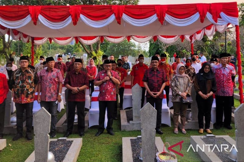Kenang Pahlawan, DPP PDI Perjuangan Tabur Bunga di TMP Kalibata