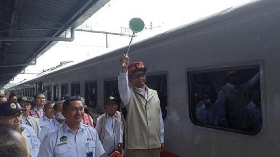 Pantau Mudik di Stasiun Senen, Mahfud MD Mendadak Jadi Petugas PT KAI