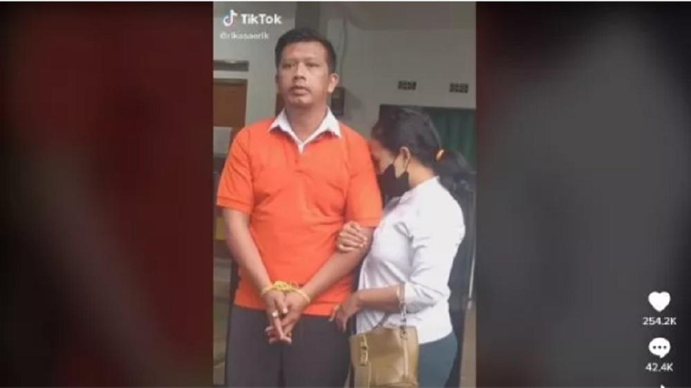 Sejoli Iseng Bikin Parodi Ferdy Sambo dan Putri Candrawathi saat Rekonstruksi, Netizen: Sambolado!