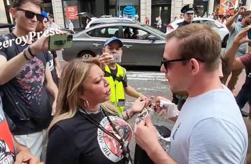 Nekat! Pria Ini Makan Kebab di Depan Aktivis Hewan