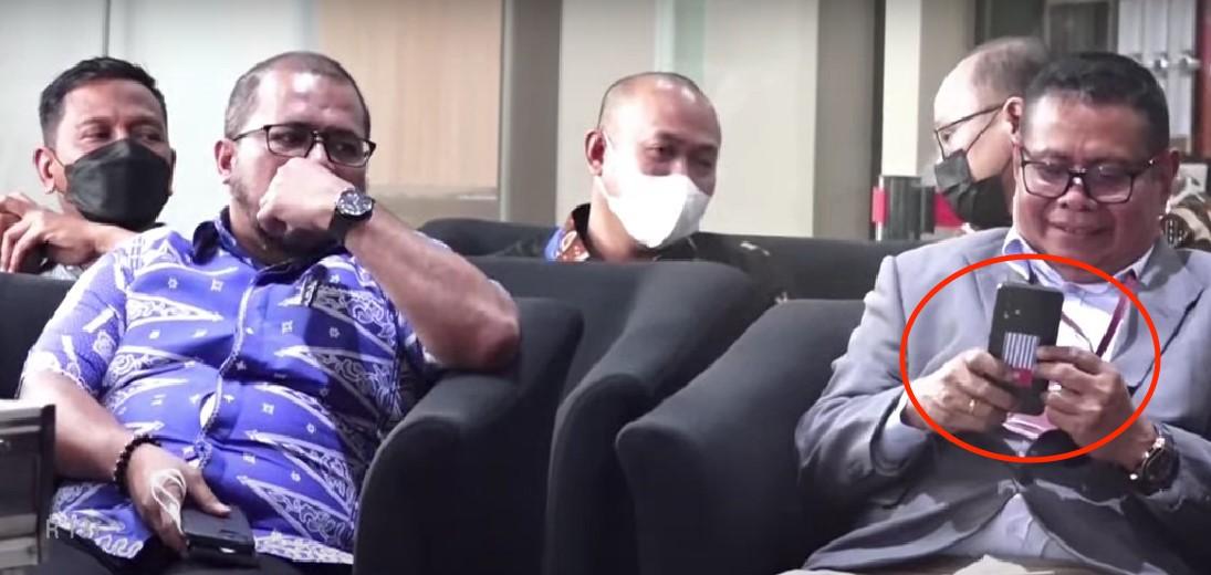 Pengacara Lukas Enembe 'Bawa' Masuk Bendera Bintang Kejora ke dalam Gedung KPK