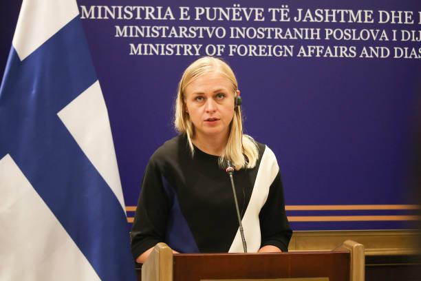 Menlu Finlandia dan Swedia Tidak Batasi Penggunaan Senjata Mereka untuk Ukraina