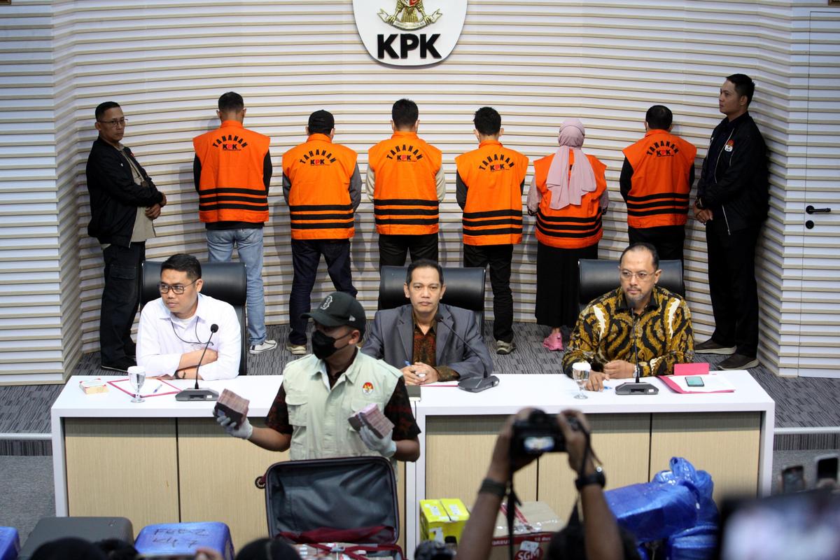 Intip Isi Garasi Tersangka Kasus Suap Korupsi APBD Kalsel