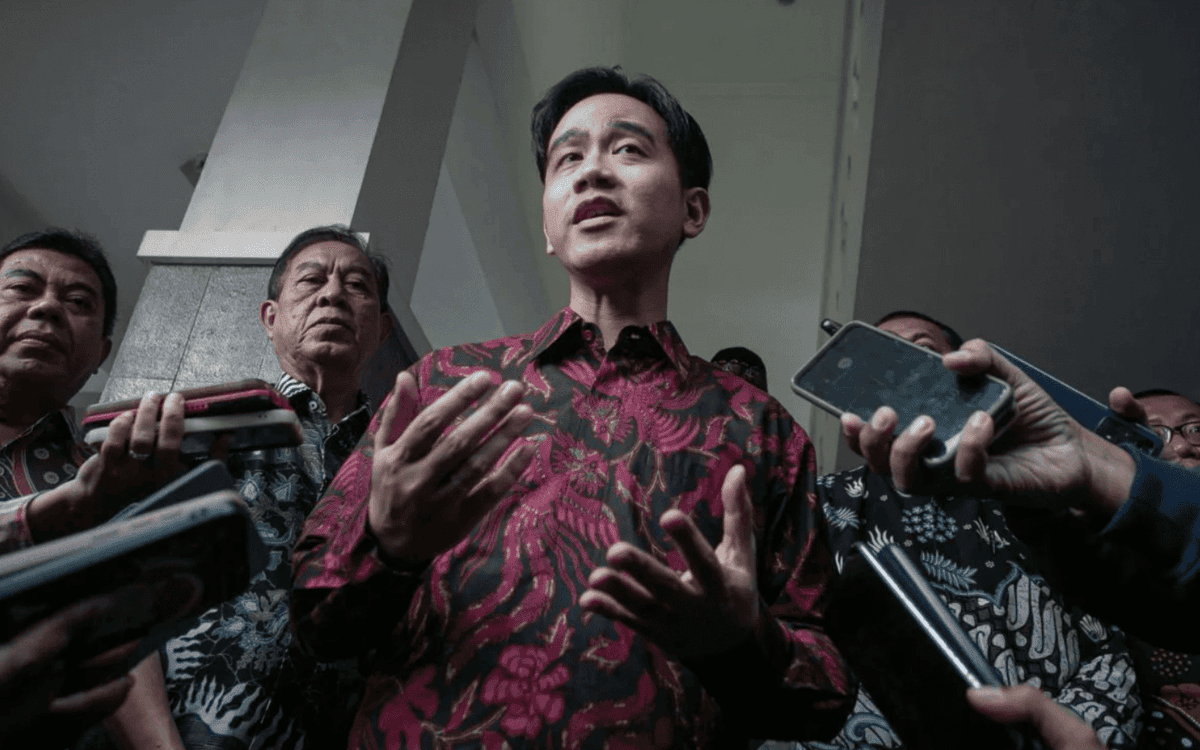 Gibran Rakabuming Raka Tinjau Pertandingan Para Badminton di Peparnas XVII Solo 2024