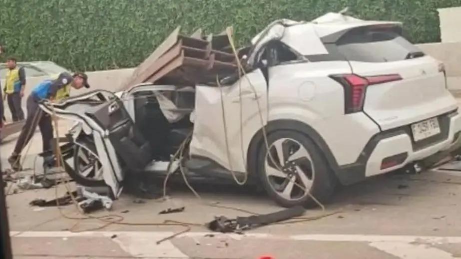 Mobil Tertimpa Pelat Besi di Tol Andara, Pengemudi Diduga Alami Microsleep