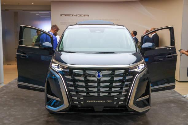Pilih Denza D9 atau Toyota Alphard Hybrid? Perbandingan Harga dan Fitur