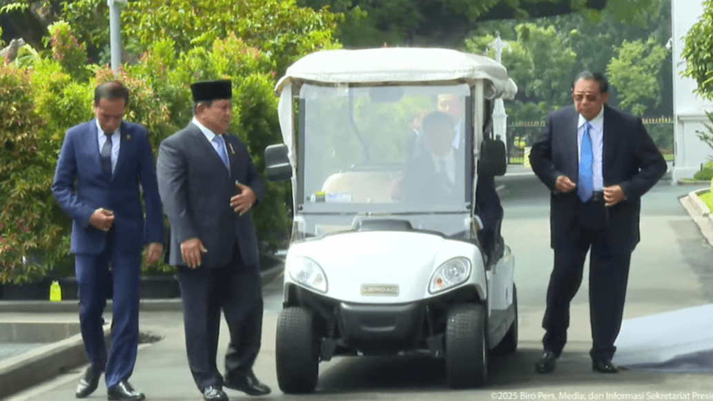 Tiba Menggunakan Mobil Buggy, Presiden Prabowo dan SBY-Jokowi Hadiri Peluncuran Danantara