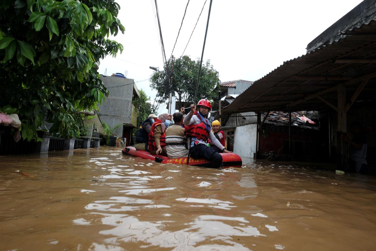 Damkar Evakuasi Warga yang Terdampak Banjir di Pejaten