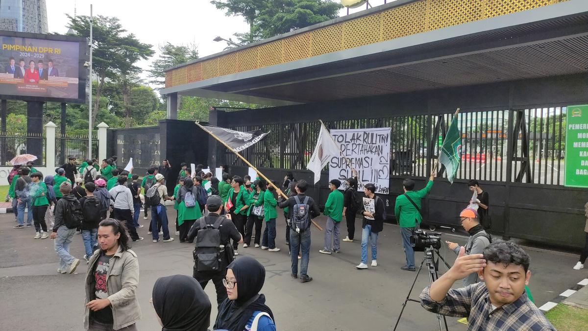 Aliansi Mahasiswa Geruduk DPR, Protes Pengesahan Revisi UU TNI