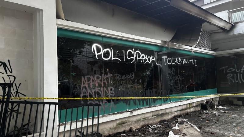 Polrestabes Bandung Selidiki Perusakan dan Pembakaran Kantor Hana Bank Saat Demo RUU TNI