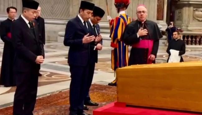 Jokowi Sampaikan Pesan Duka Presiden Prabowo dalam Pemakaman Paus Fransiskus di Vatikan