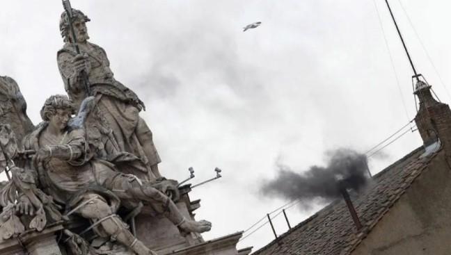 Puluhan Ribu Orang Padati Vatikan, Asap Hitam Tanda Paus Baru Belum Terpilih