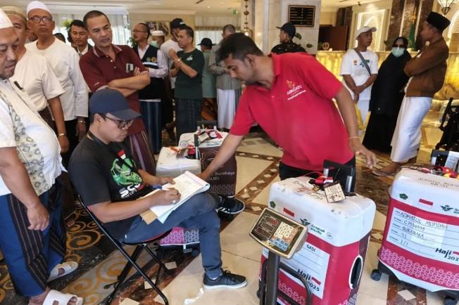 PPIH Awasi Ketat Penimbangan Koper Jamaah Haji Jelang Kepulangan Gelombang II 26 Juni