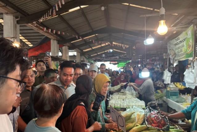 Wapres Gibran Blusukan ke Pasar Flamboyan Pontianak, Serap Aspirasi dan Belanja Sayuran Khas Kalimantan