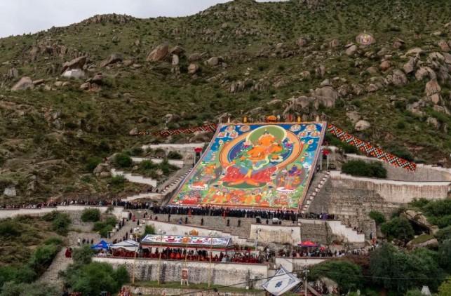 Festival Shoton 2025 Dimulai di Lhasa, Thangka Raksasa dan Opera Tibet Jadi Pusat Perhatian