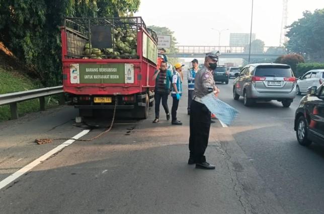 Truk Ringan Terseret Tronton di Tol JORR, Sopir MD Tewas di Tempat