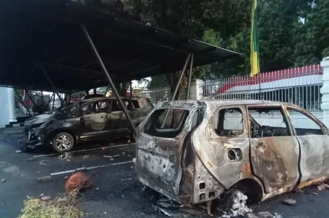 Massa Bakar Mobil di Kantor Kejati Jambi, Jurnalis Selamatkan Diri Lewat Tembok Renovasi