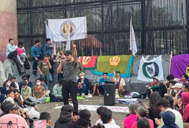 Aksi Damai Mahasiswa Unpad dan Koalisi Sipil di DPR, Serukan Tuntutan 17+8 dengan Nuansa “Piknik Perlawanan”