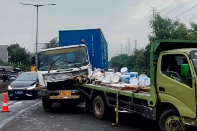 Truk Trailer Tabrak Pengangkut Cat di Tol Pluit, Sopir Diduga Mengantuk