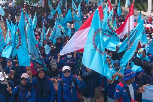 Ribuan Buruh Geruduk DPR, Tuntut Penghapusan Outsourcing dan Dukung Polri