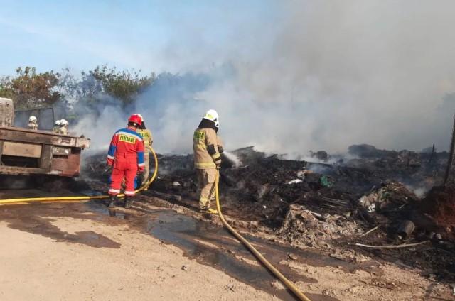 Truk Hangus Terbakar Akibat Kebakaran Tumpukan Sampah di Cilincing