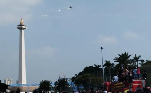 Atraksi Udara Jet Tempur Warnai HUT Ke-80 TNI di Monas, Ribuan Warga Antusias Saksikan