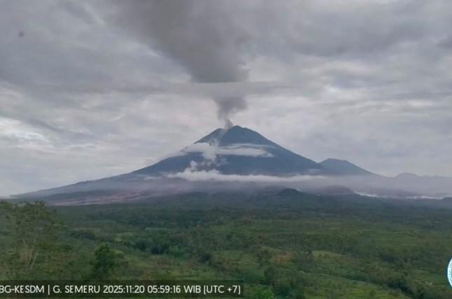 Semeru Alami Peningkatan Aktivitas, 32 Gempa Guguran Dalam Enam Jam dan Status Tetap Level IV