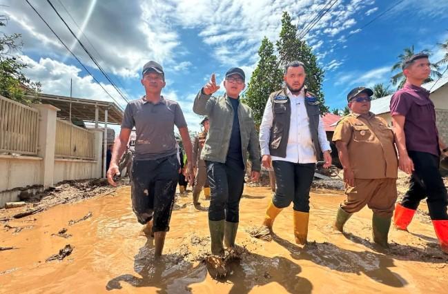 Wamendagri Bima Arya Koordinasikan Bantuan Alat Berat dan Damkar untuk Percepatan Pemulihan Pascabencana di Padang