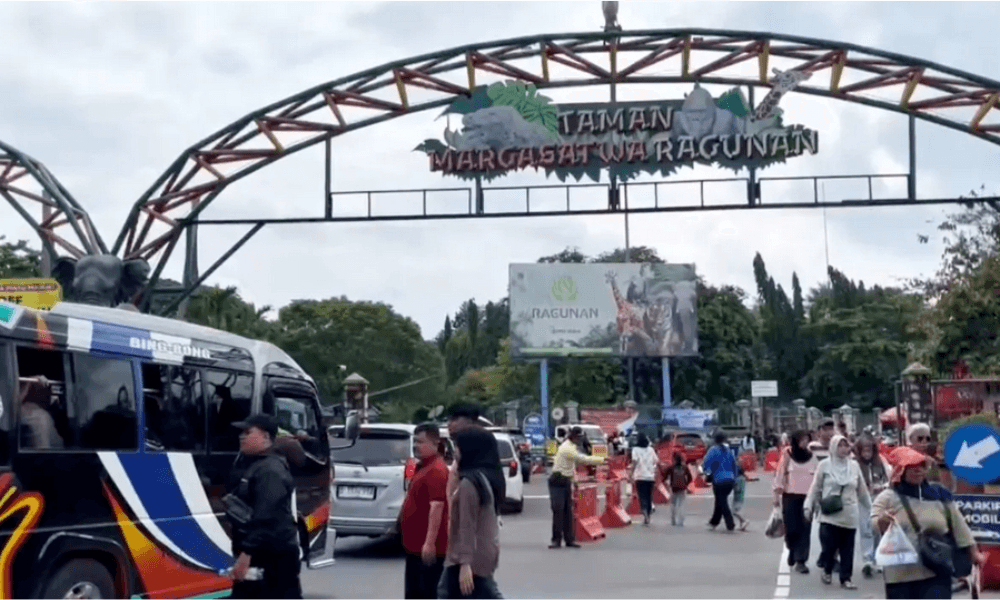 Antisipasi Kepadatan Saat Tutup Operasional, Polisi Buka Semua Pintu Taman Margasatwa Ragunan