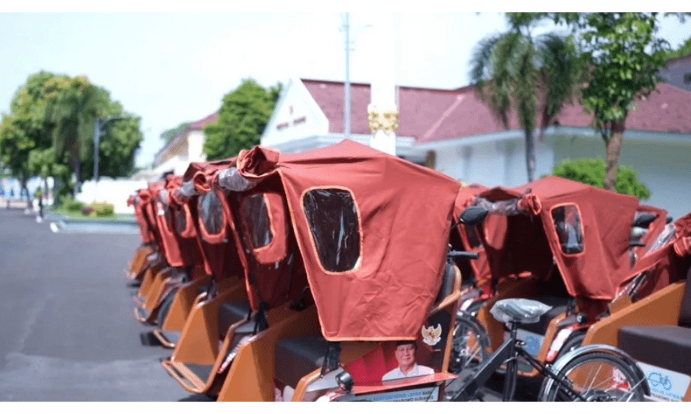 Para Pengemudi Becak Lansia di Tuban Bersyukur Terima Becak Listrik dari Presiden Prabowo
