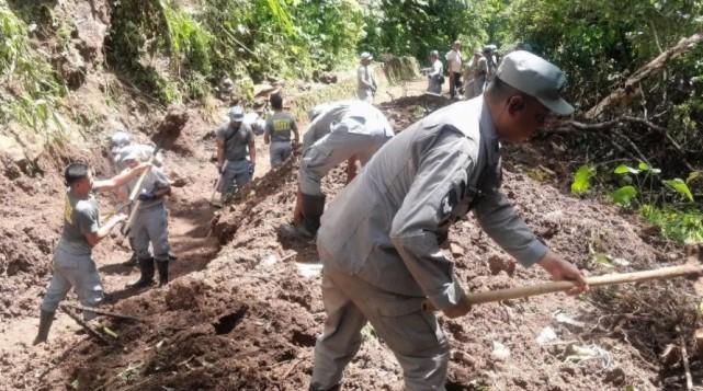 Bakamla RI Bantu Bersihkan Material Longsor Akses Kampung Makoa di Sitaro