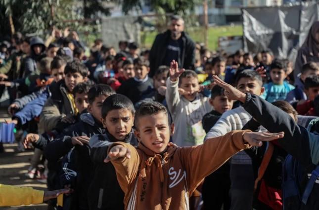 Anak-Anak Palestina Tetap Semangat Belajar di Tenda Sekolah Dekat Zona Bahaya Jalur Gaza