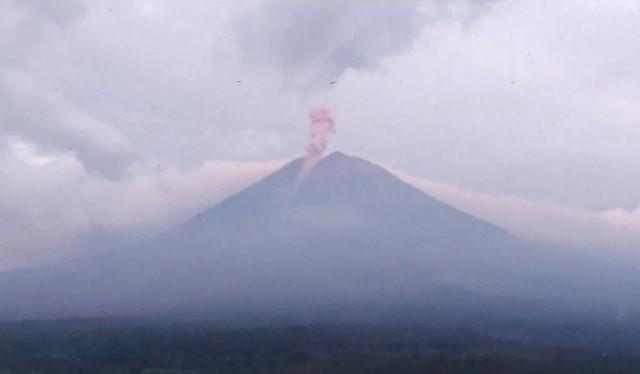 Semeru Enam Kali Erupsi, Tinggi Letusan Capai 1 Kilometer pada Senin Pagi