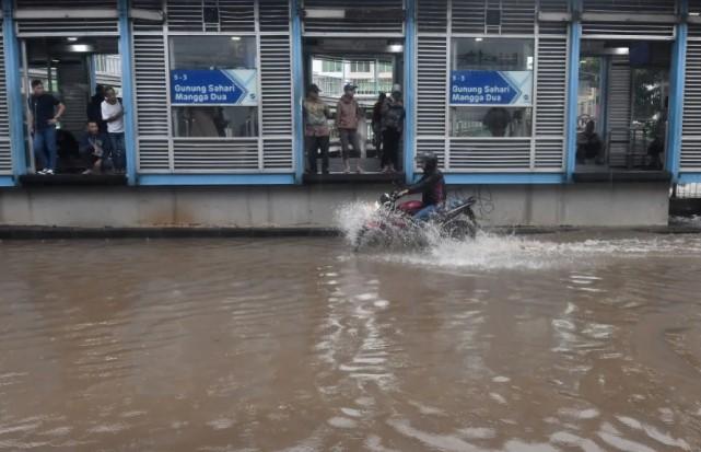 Hujan dan Aktivitas Pelabuhan Ganggu Layanan Transjakarta dan Mikrotrans di Sejumlah Wilayah