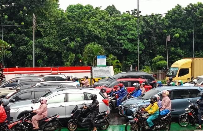 Banjir Surut, Kemacetan Panjang Melanda Jalan DI Panjaitan Jakarta Timur