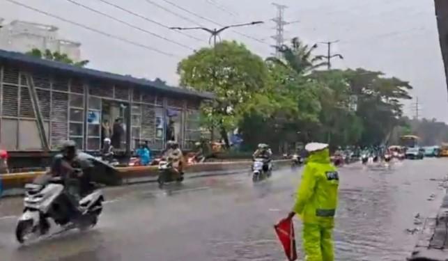 Cegah Kemacetan Akibat Genangan, Polda Metro Jaya Tempatkan Personel di Titik Rawan Jakarta