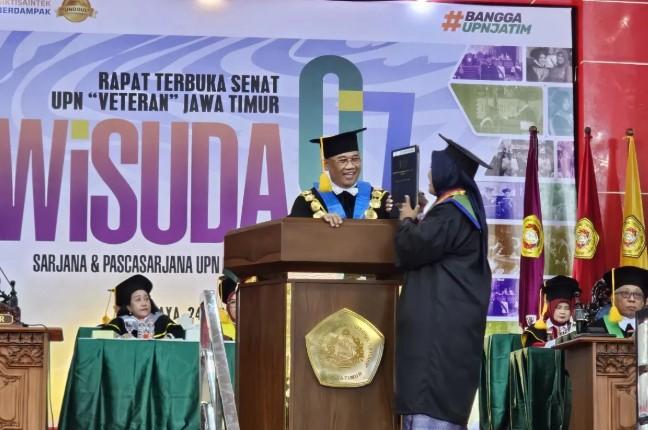 Rektor UPN Jatim Ajak Lulusan Hadapi Dinamika Global dengan Integritas dan Kesadaran Zaman