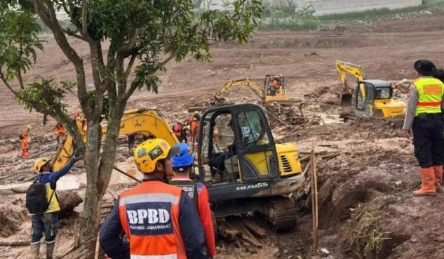 Pencarian 32 Korban Longsor di Cisarua Terus Dilanjut, 17 Alat Berat Dikerahkan di Kaki Gunung Burangrang