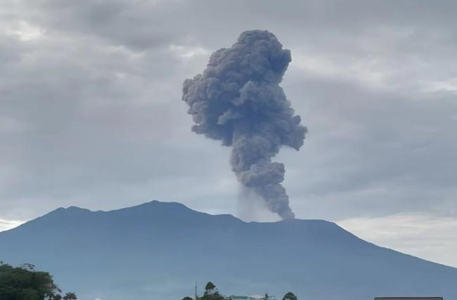 Gunung Marapi Erupsi Selama 25 Detik, PVMBG Imbau Warga Waspada Lahar Dingin