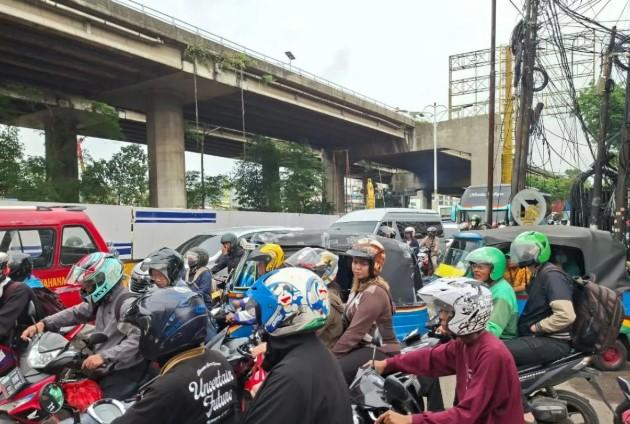 Truk Kontainer Tabrak Separator Busway di Jakarta Barat, Lalu Lintas Lumpuh hingga Latumeten dan Kyai Tapa