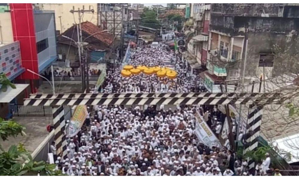Ziarah Kubro 2026 Padati Palembang, Ribuan Jamaah Laki-laki Berjalan Kaki Menuju Makam Ulama