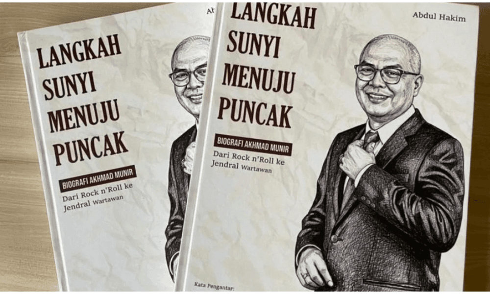 Langkah Sunyi Akhmad Munir: Dari Rock n' Roll ke Jenderal Wartawan, Biografi yang Menggugah Nurani Pers
