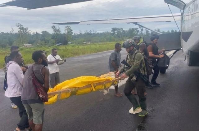 TNI-Polri Berhasil Evakuasi Jenazah Pilot Smart Air ke Timika Usai Penembakan di Korowai