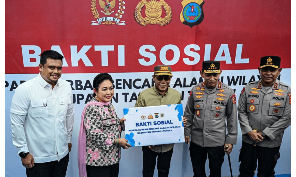 Kapolri dan Ketua Komisi IV DPR Serahkan Bantuan Logistik untuk Pengungsi di Tapanuli Tengah
