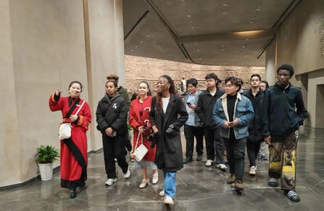 Emas Tapal Kuda Dinasti Han China Mengingatkan Mahasiswa Indonesia pada Api Kemerdekaan di Monas