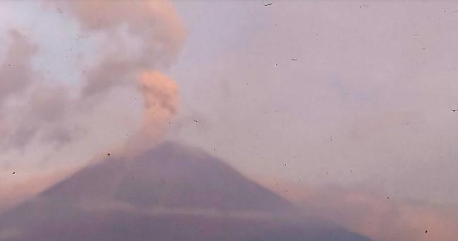 Gunung Semeru Erupsi Tujuh Kali pada Jumat Pagi, Tinggi Letusan Capai 1 Kilometer