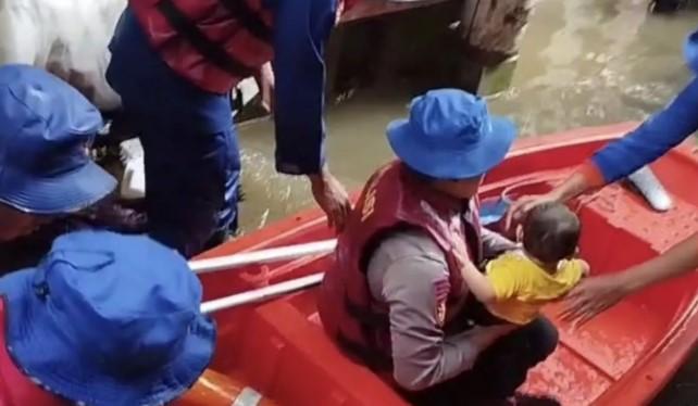 Polairud Polda Metro Jaya Evakuasi Bayi dan Warga Terdampak Banjir Satu Meter di Kebon Pala